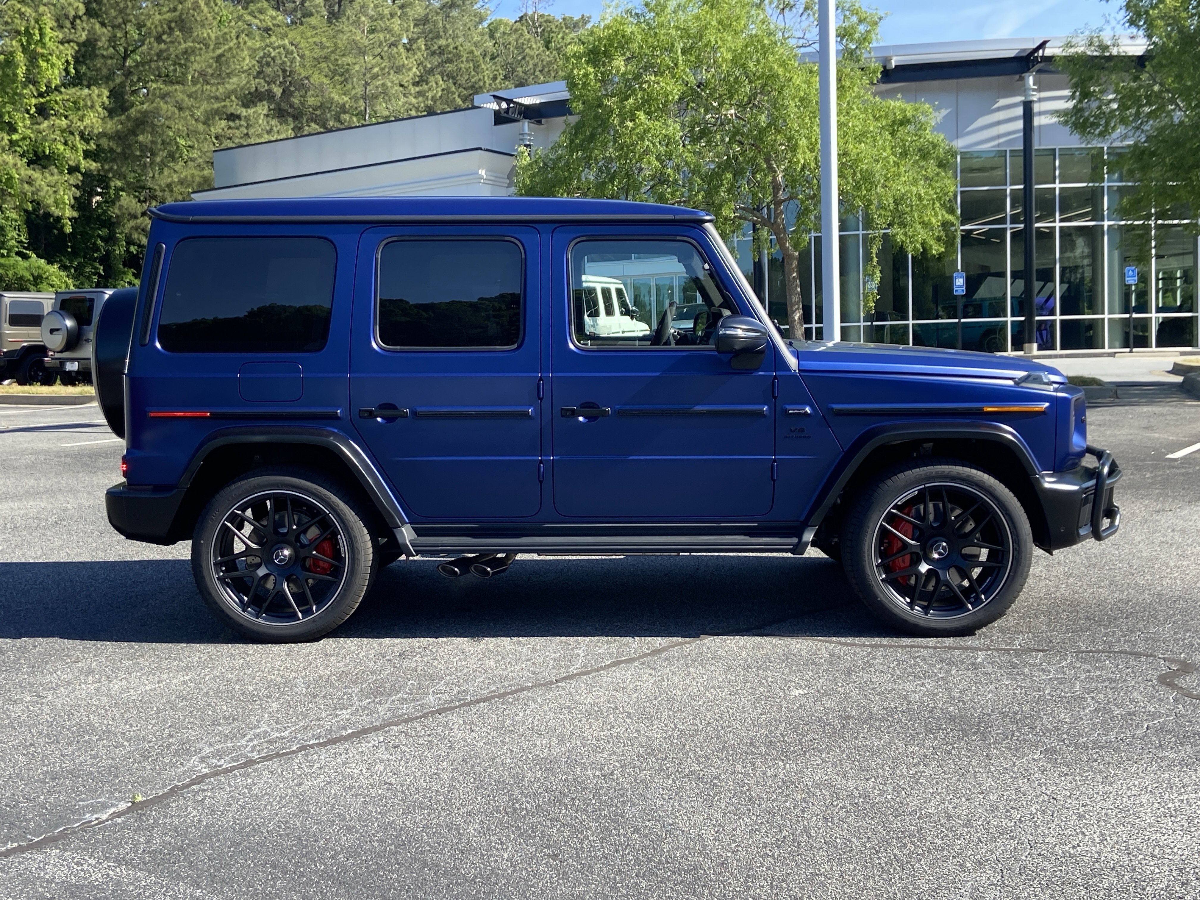 New 2026 MANUFAKTUR Exclusive Brilliant Blue Magno Mercedes-Benz AMG® G 63 SUV image 6