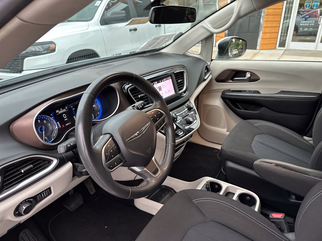 Used 2022 White Chrysler LX image 50