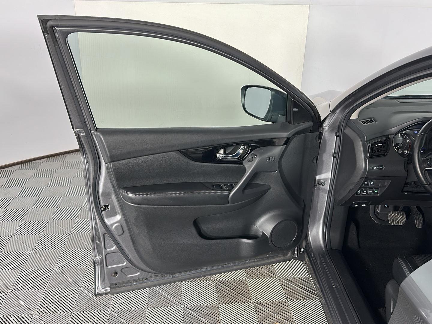 Used 2022 Gun Metallic Nissan SL image 17