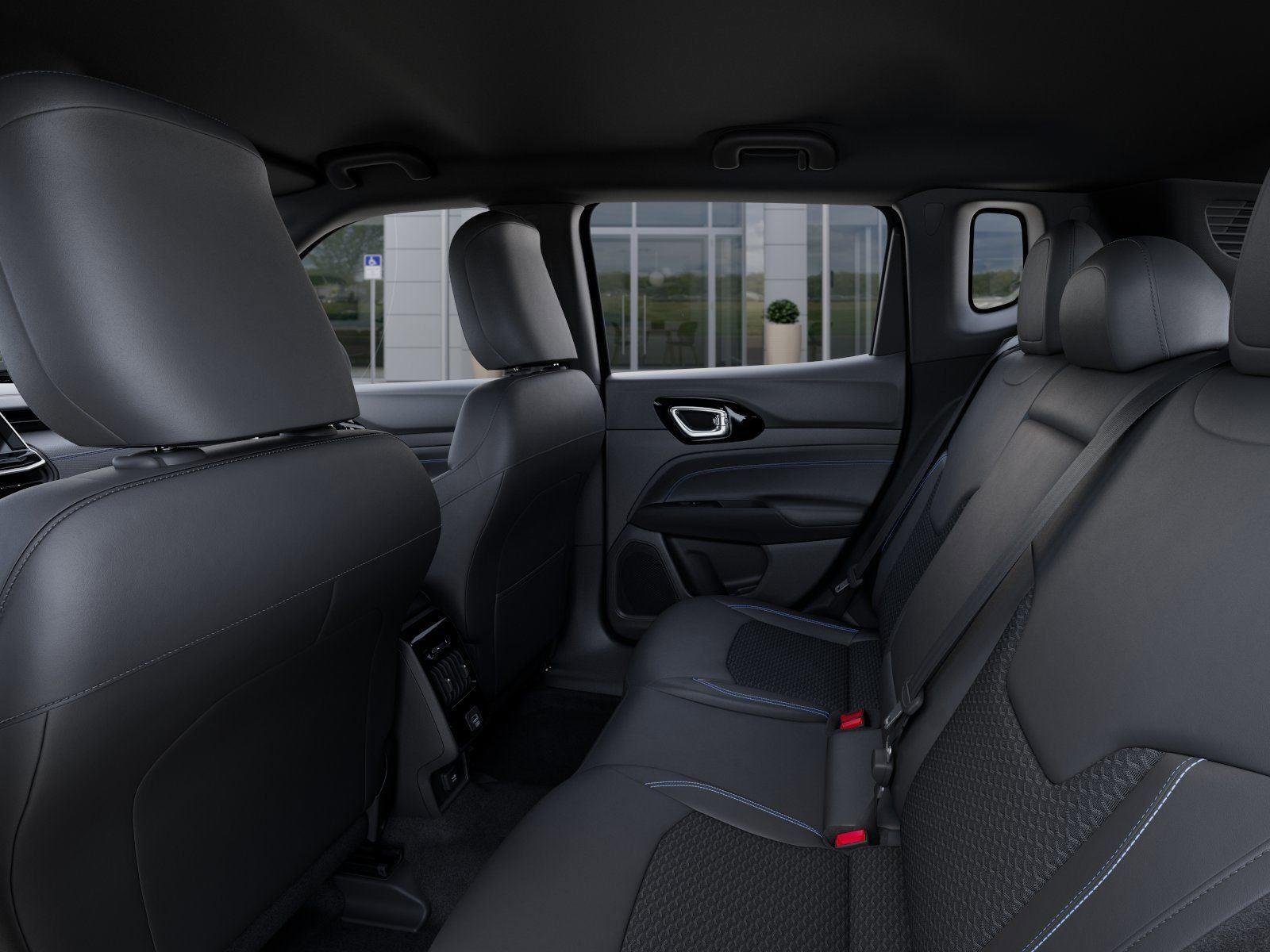 New 2026 Bright White Clear-Coat Exterior Paint Jeep Latitude Altitude image 23