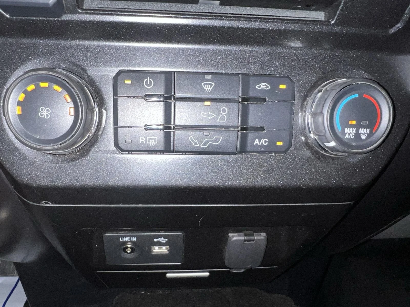Used 2015 Blue Jeans Metallic Ford XLT image 30