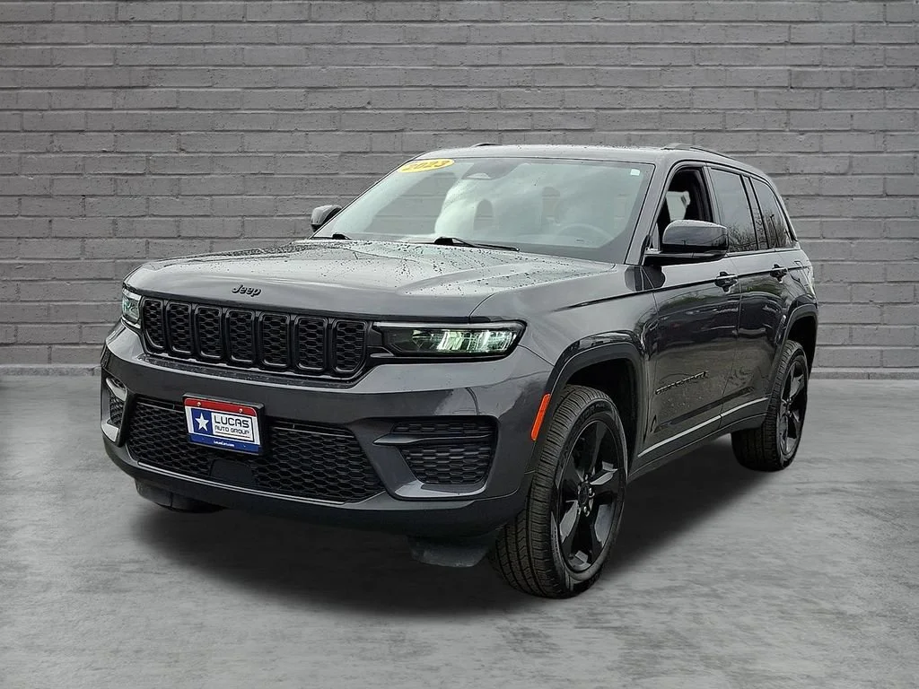 Used 2023 Baltic Gray Metallic Clearcoat Jeep Altitude image 5