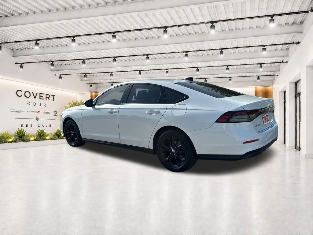 Used 2025 White Honda SE image 8