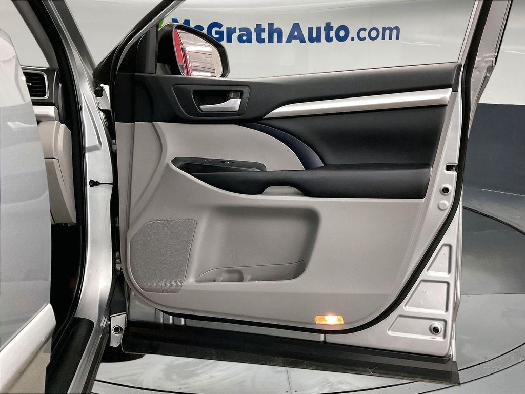 Used 2018 Silver Toyota XLE image 28