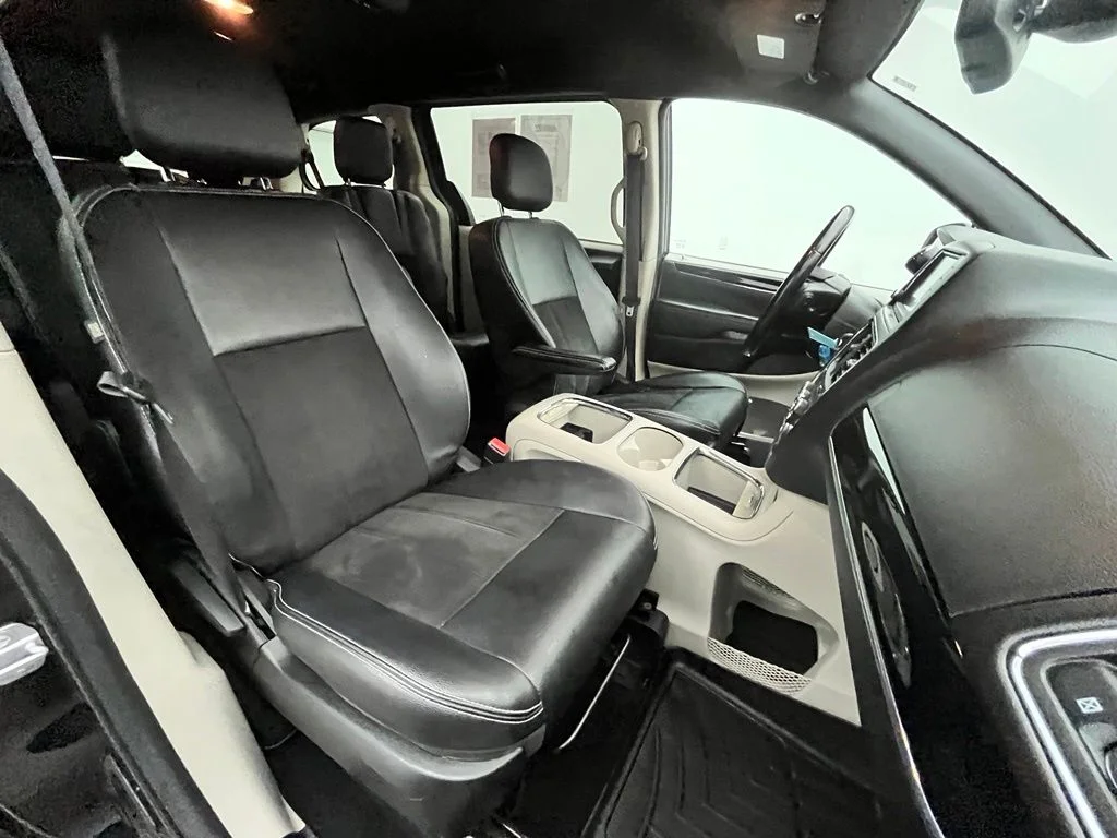 Used 2019 Black Dodge SXT image 32