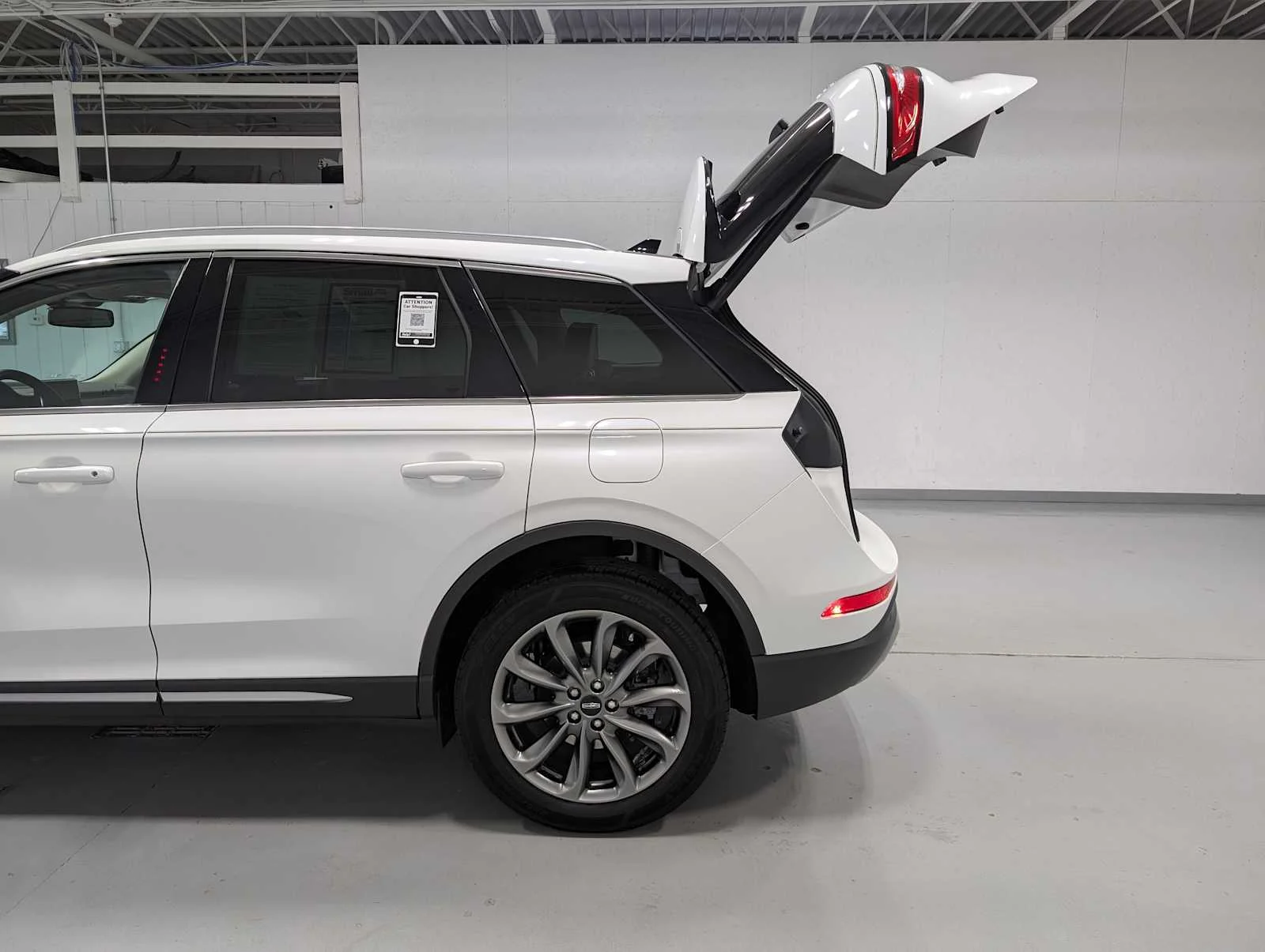 Used 2022 Pristine White Metallic Tri-Coat Lincoln Standard image 11