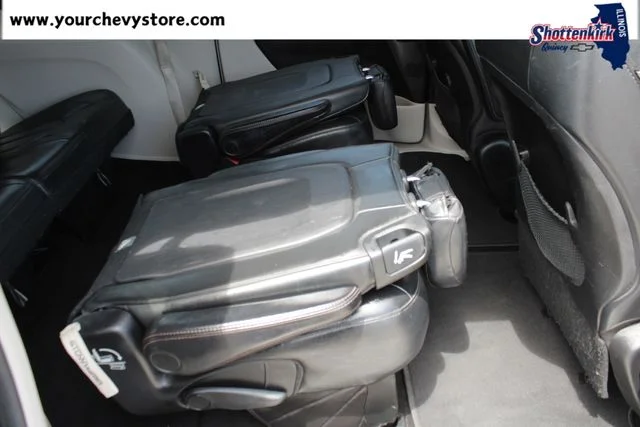 Used 2019 Black Chrysler Touring L image 16