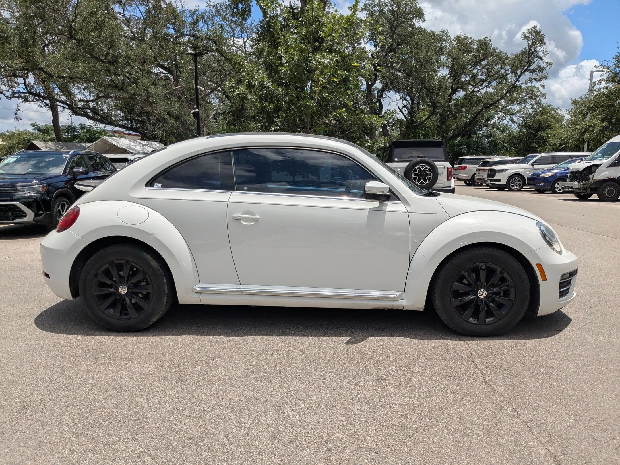 Used 2019 Pure White Volkswagen SE image 2