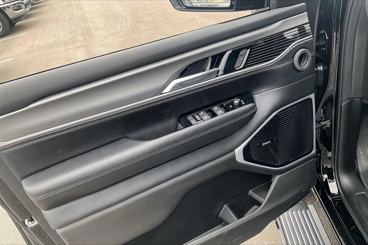 New 2026 High Gloss Black Exterior Paint Jeep Limited Reserve image 30