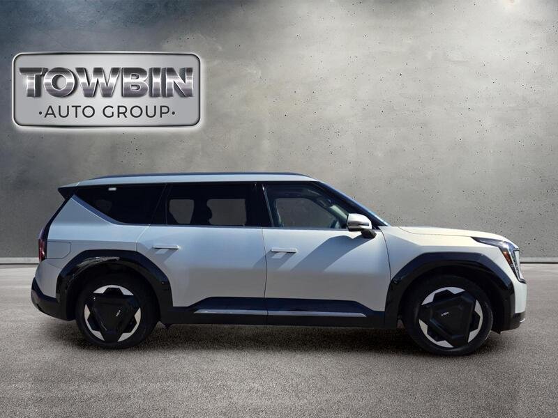 Used 2024 Ivory KIA LAND AWD image 3