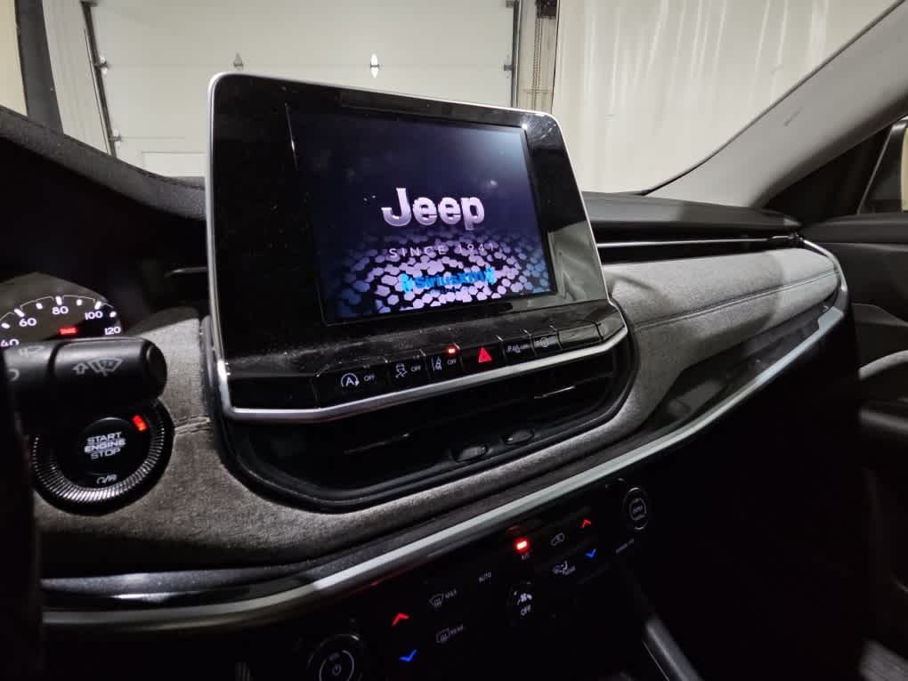 Used 2022 Bright White Clearcoat Jeep Latitude image 5