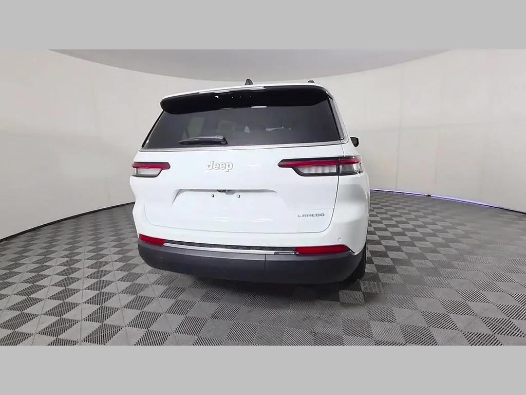 New 2026 Bright White Clear-Coat Exterior Paint Jeep Laredo X image 28