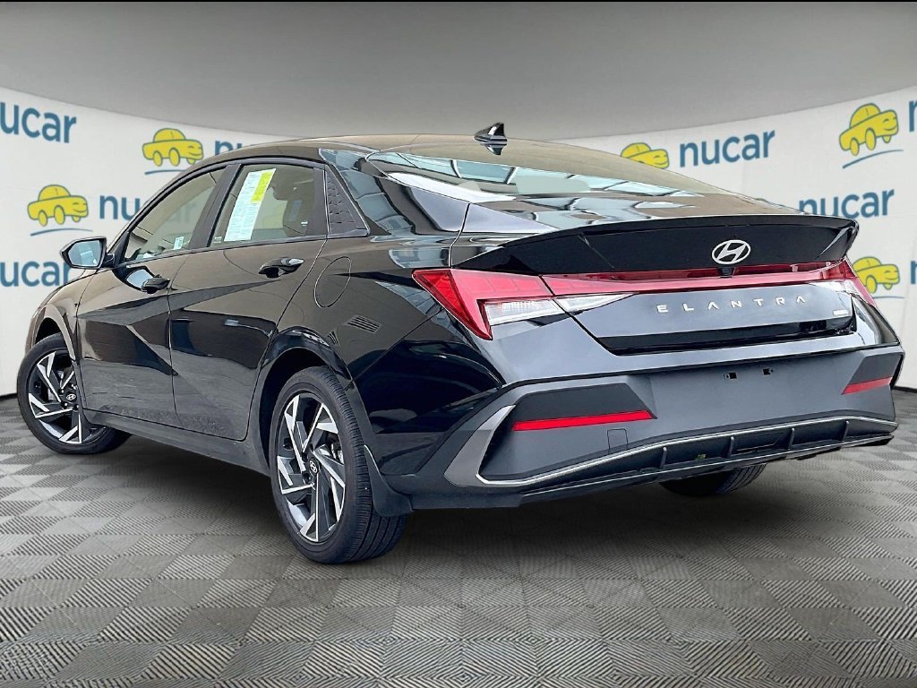 Used 2025 Black Hyundai SEL Sport image 4
