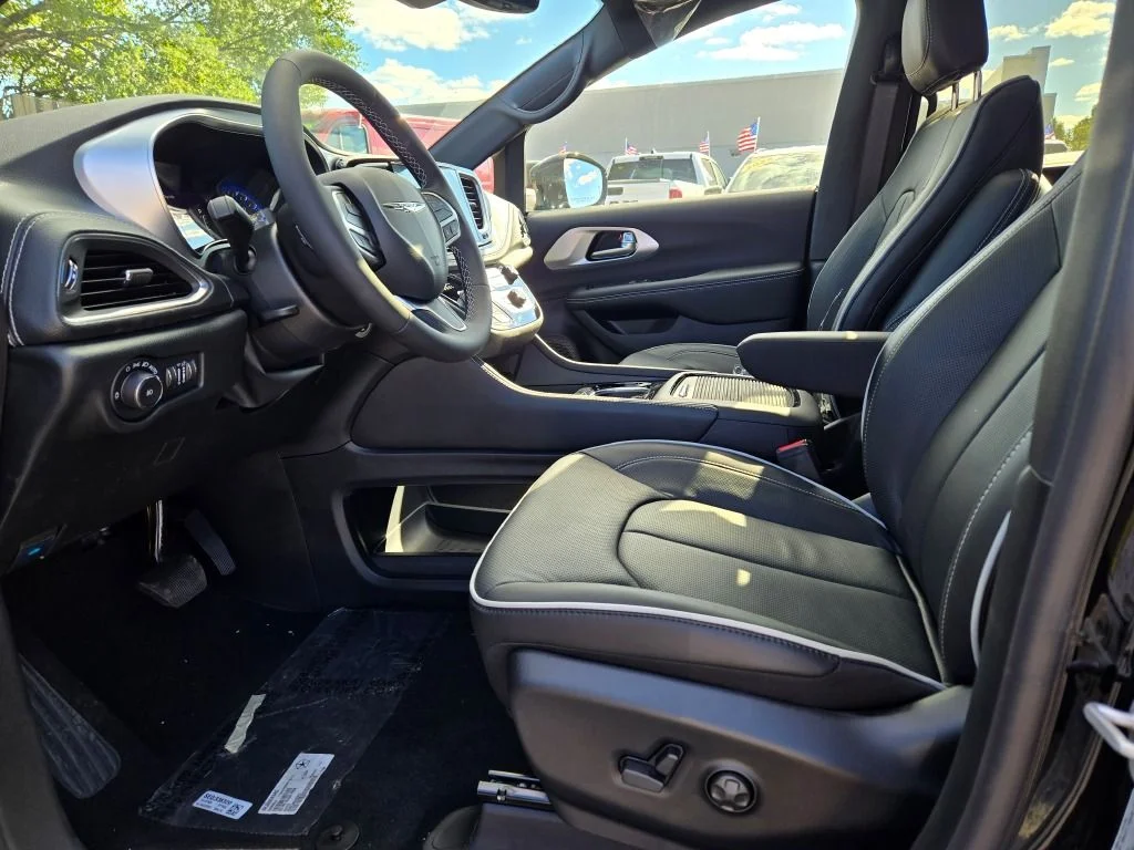 New 2026 Diamond Black Crystal Pearl-Coat Exterior Paint Chrysler Limited image 20