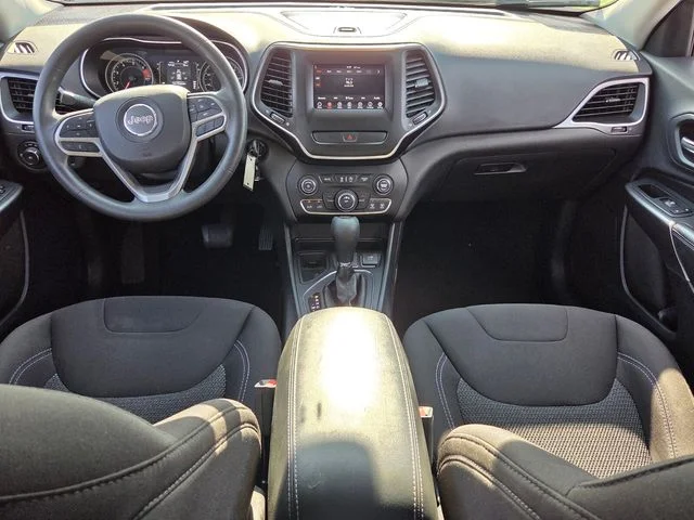 Used 2019 Silver Jeep Latitude image 8