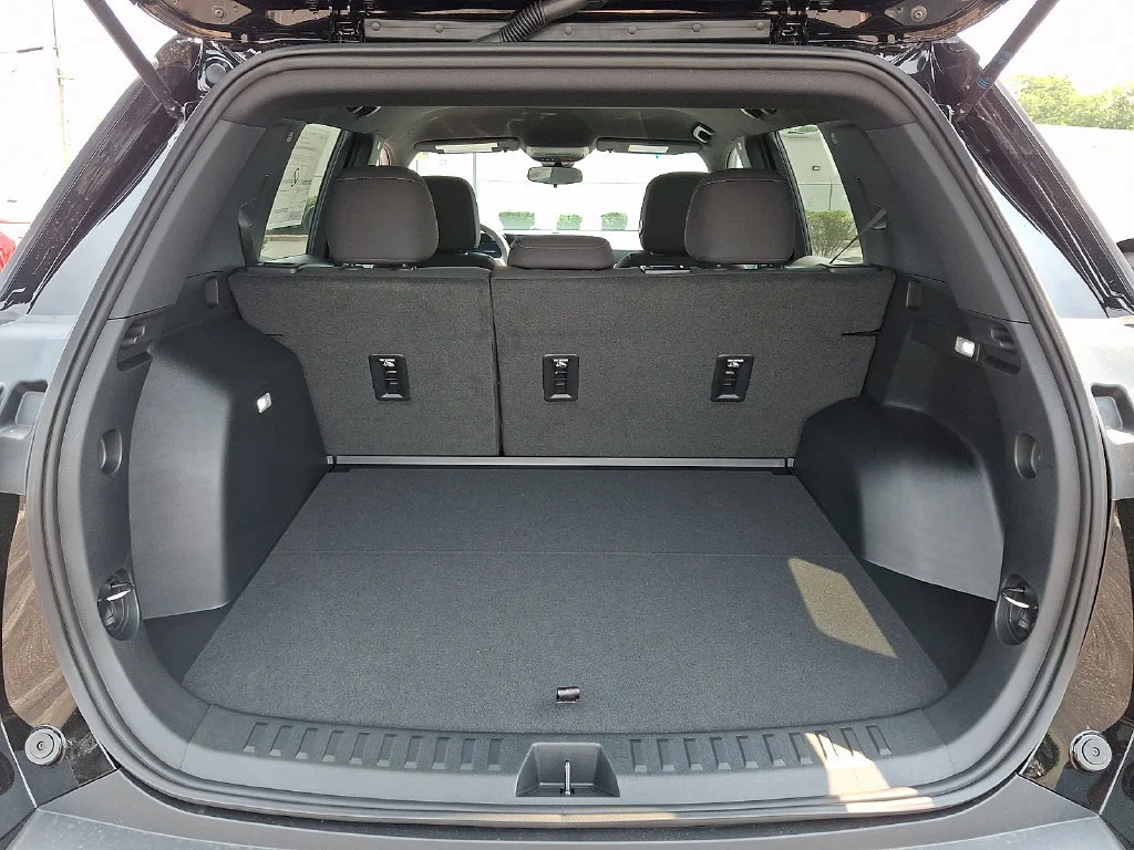 New 2027 Mosaic Black Metallic Chevrolet LT image 21