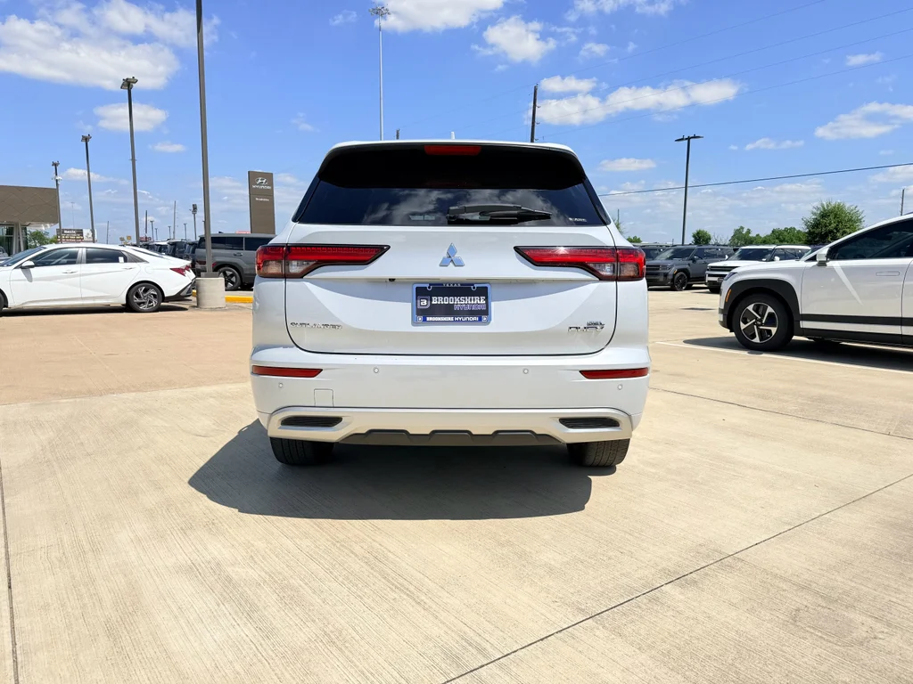 Used 2024 White Diamond Mitsubishi SEL image 7