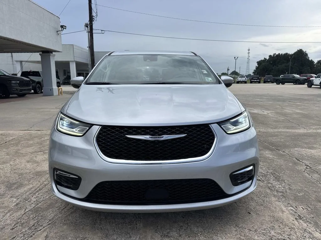 Used 2023 Silver Chrysler Touring L image 6