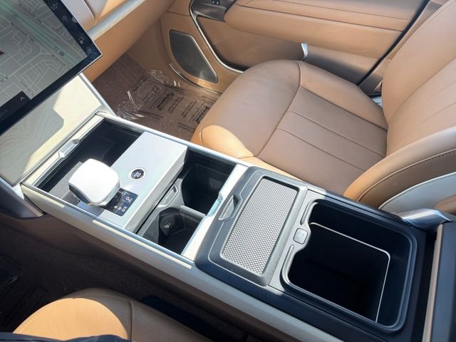 Used 2024 White Land Rover SV image 24
