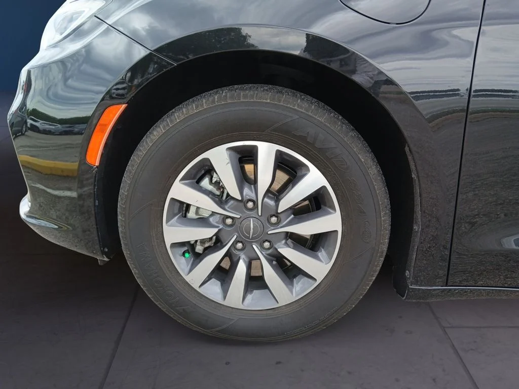 Used 2023 Black Chrysler Touring L image 9