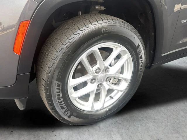 Used 2023 Gray Jeep Laredo image 31
