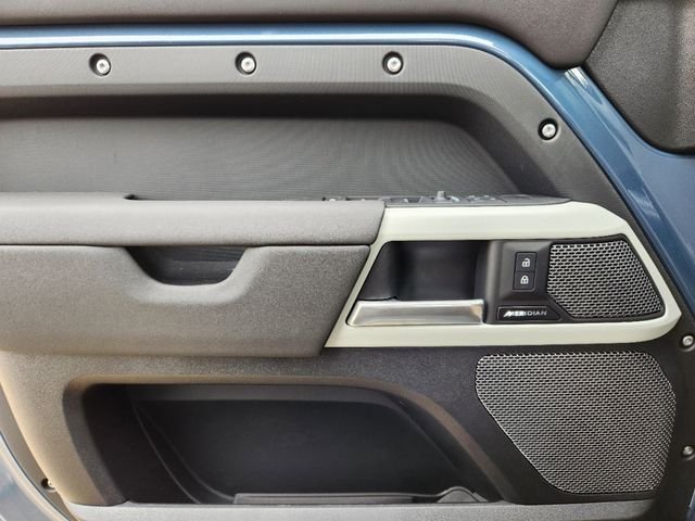 2024 Land Rover Defender thumbnail 23