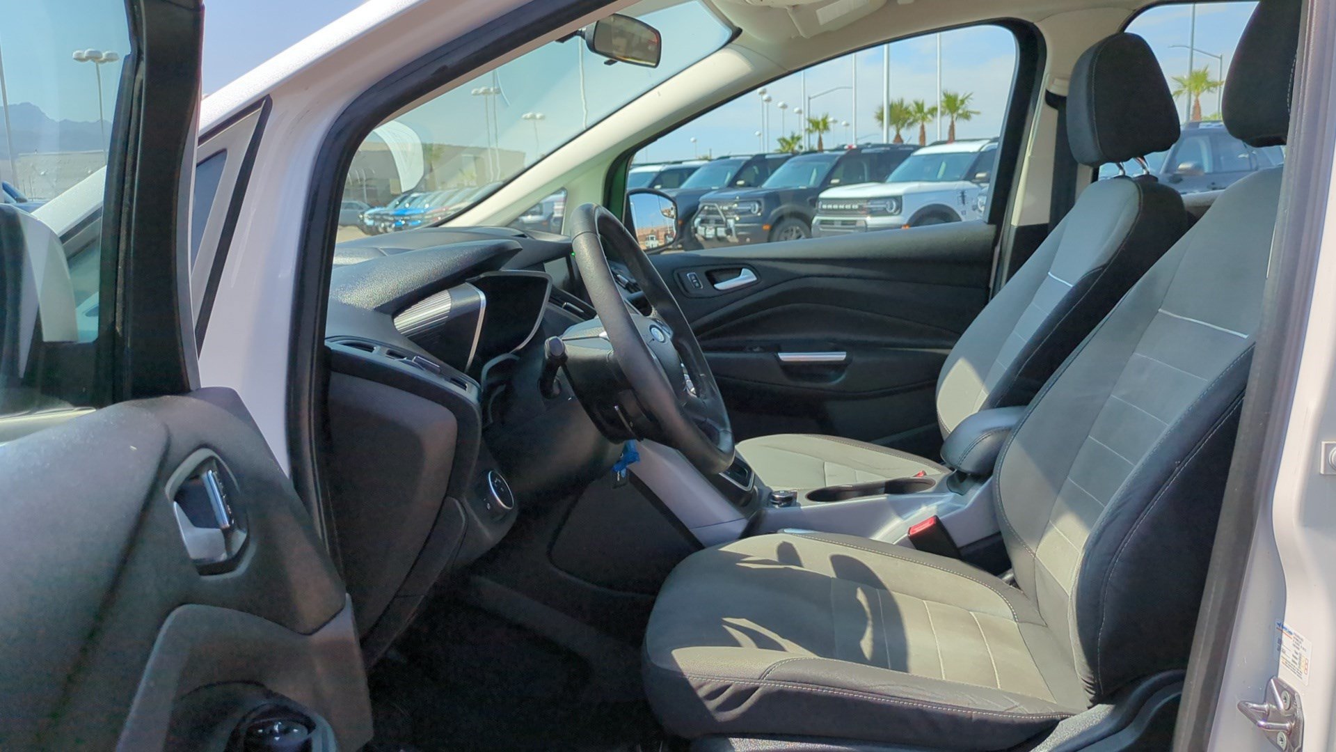 Used 2015 White Platinum Clearcoat Metallic Ford SE image 14