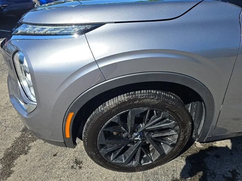 Used 2022  Mitsubishi SE image 10