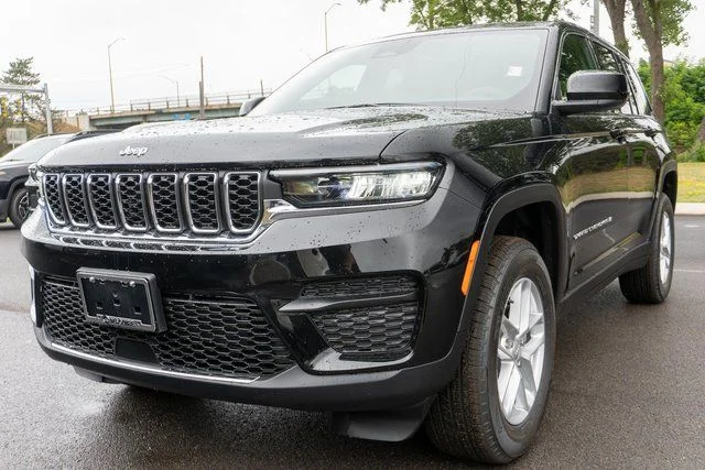 New 2026 Diamond Black Crystal Pearl-Coat Exterior Paint Jeep Laredo X image 2