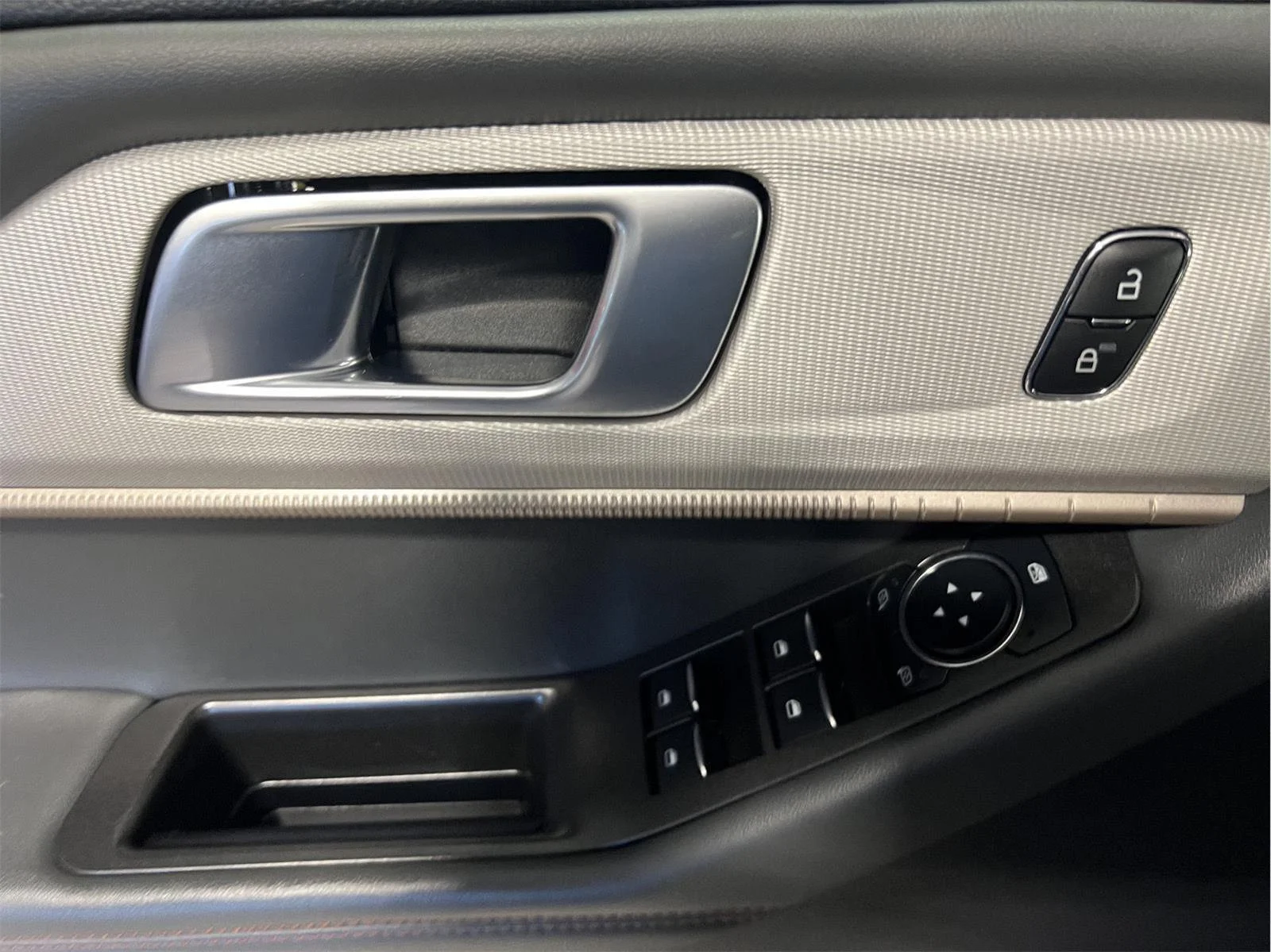 Used 2025 Vapor Blue Ford Active image 10