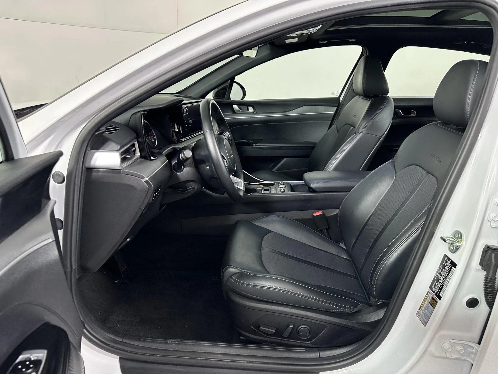 Used 2023 Glacial White Pearl Kia GT-Line image 21