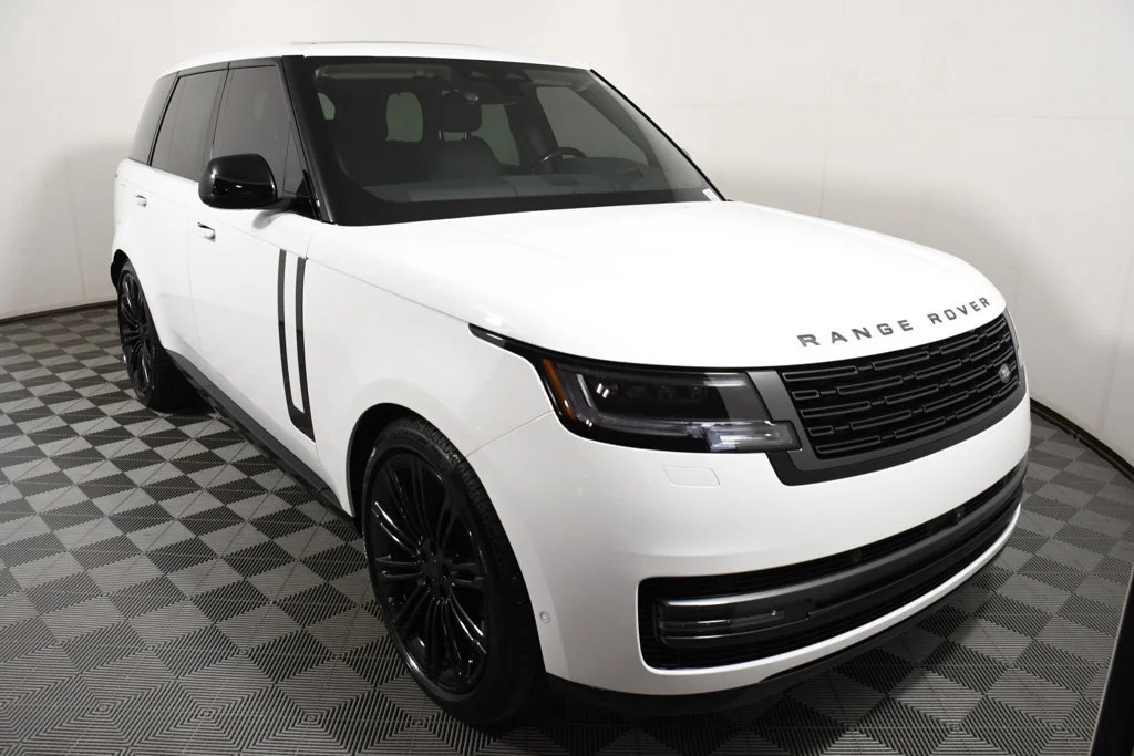 Used 2026  Land Rover SE image 9