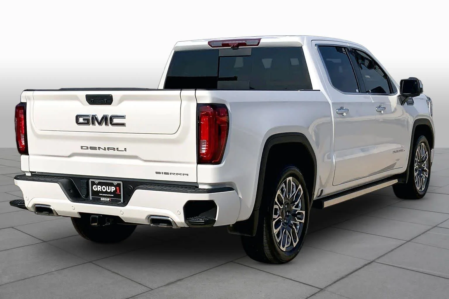 Used 2024 White Frost Tricoat GMC Denali Ultimate image 13