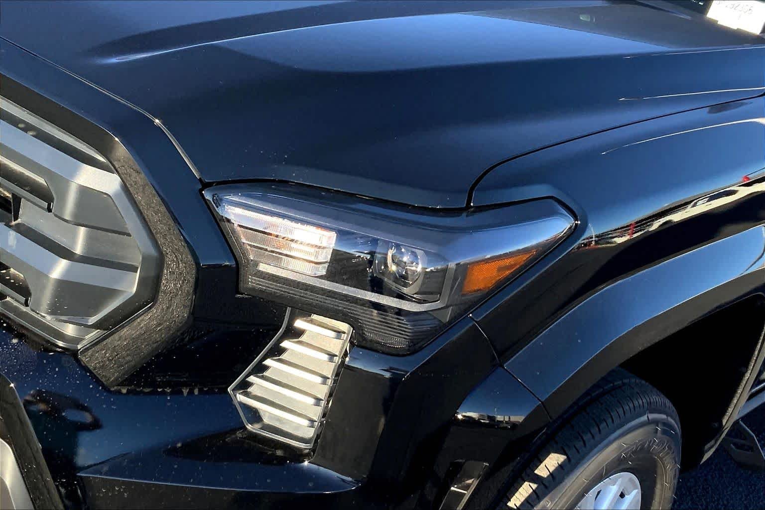 2025 Toyota Tacoma SR5 - Photo 13