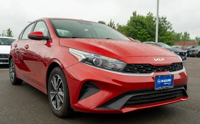 Used 2024 Currant Red Kia LXS image 4
