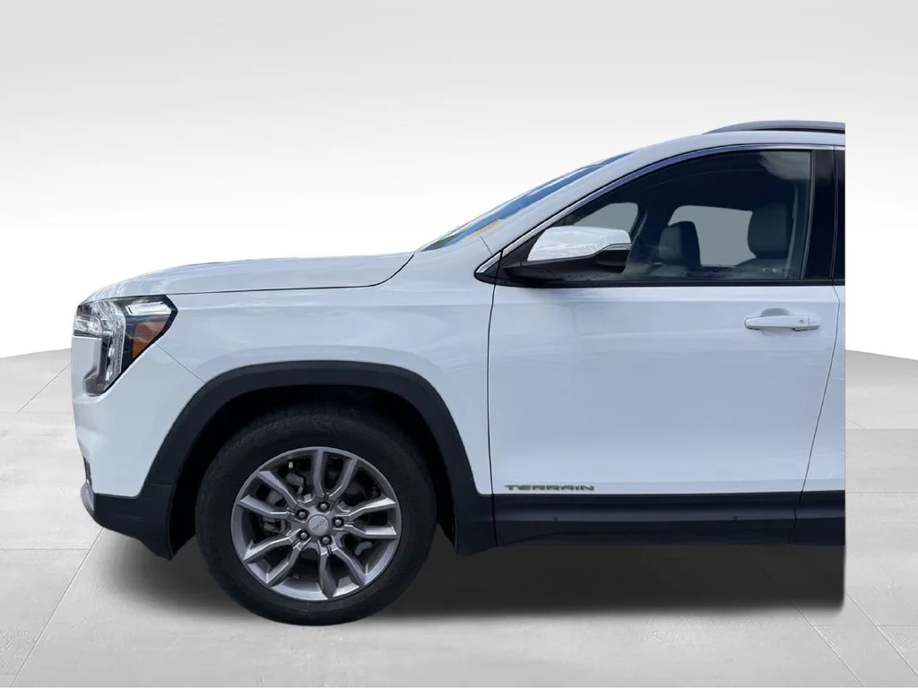 Used 2022 White GMC SLT image 23