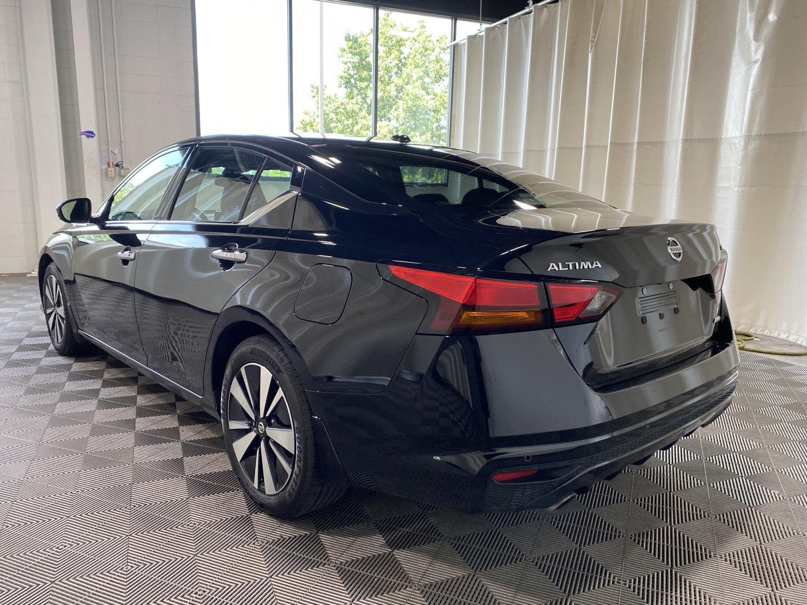 Used 2019 Super Black Nissan 2.5 SL image 5