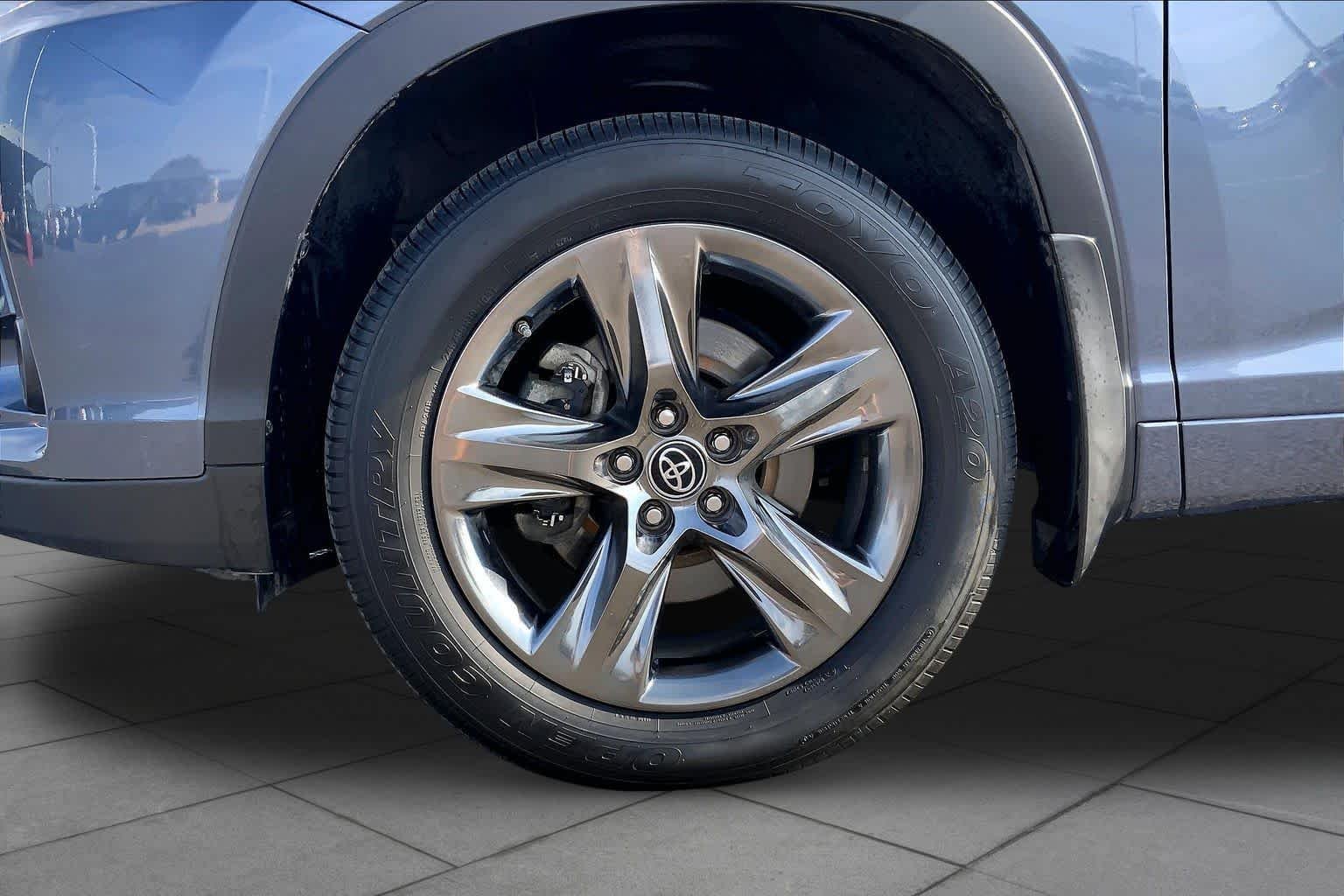 Used 2018 Shoreline Blue Pearl Toyota Limited Platinum image 11