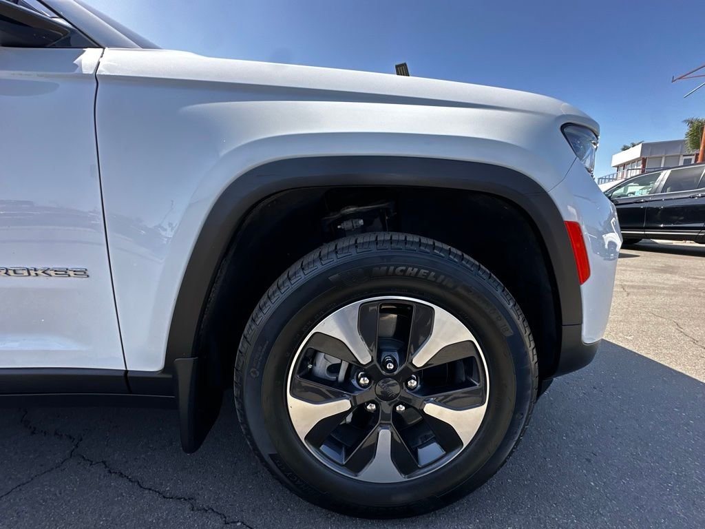 Used 2022 White Jeep 4xe image 9