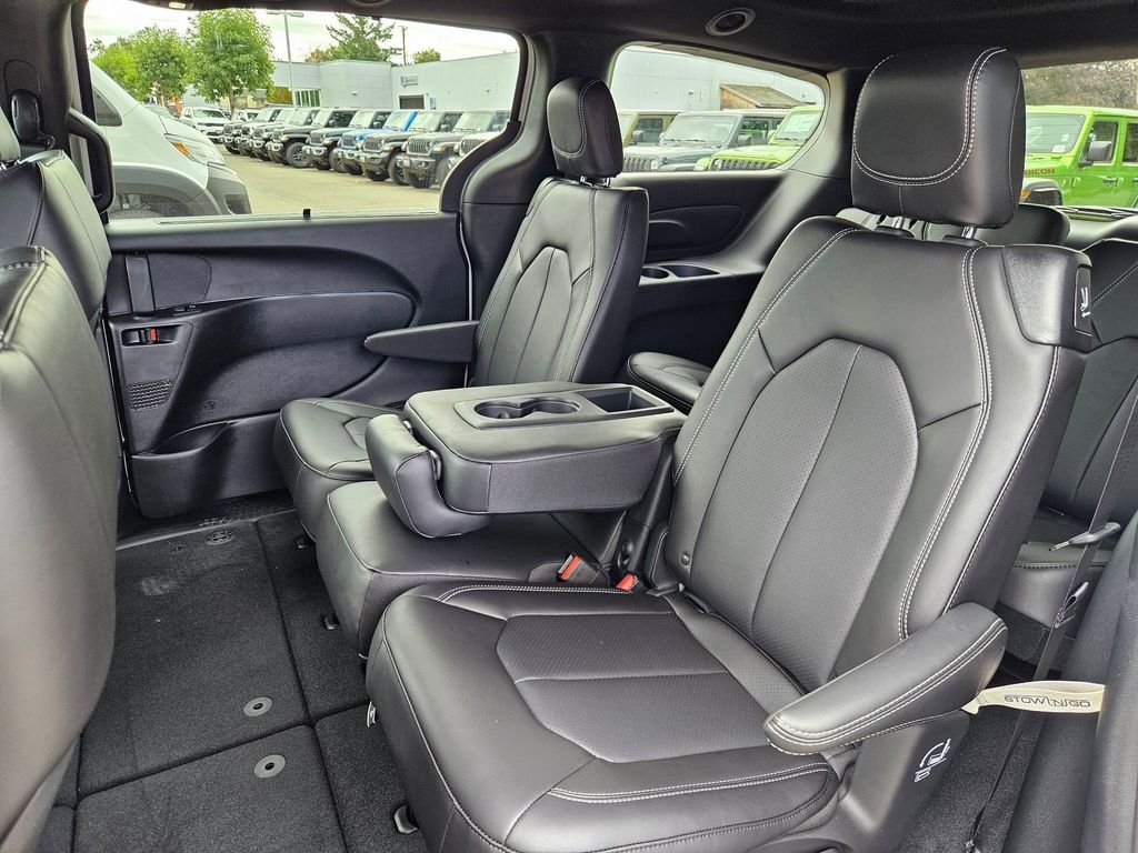 2026 Chrysler Pacifica Select - Photo 14