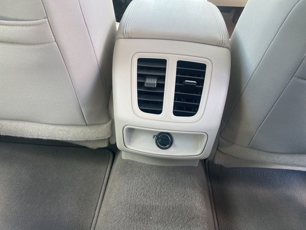 Used 2011 White Platinum Clearcoat Metallic Ford SEL image 15