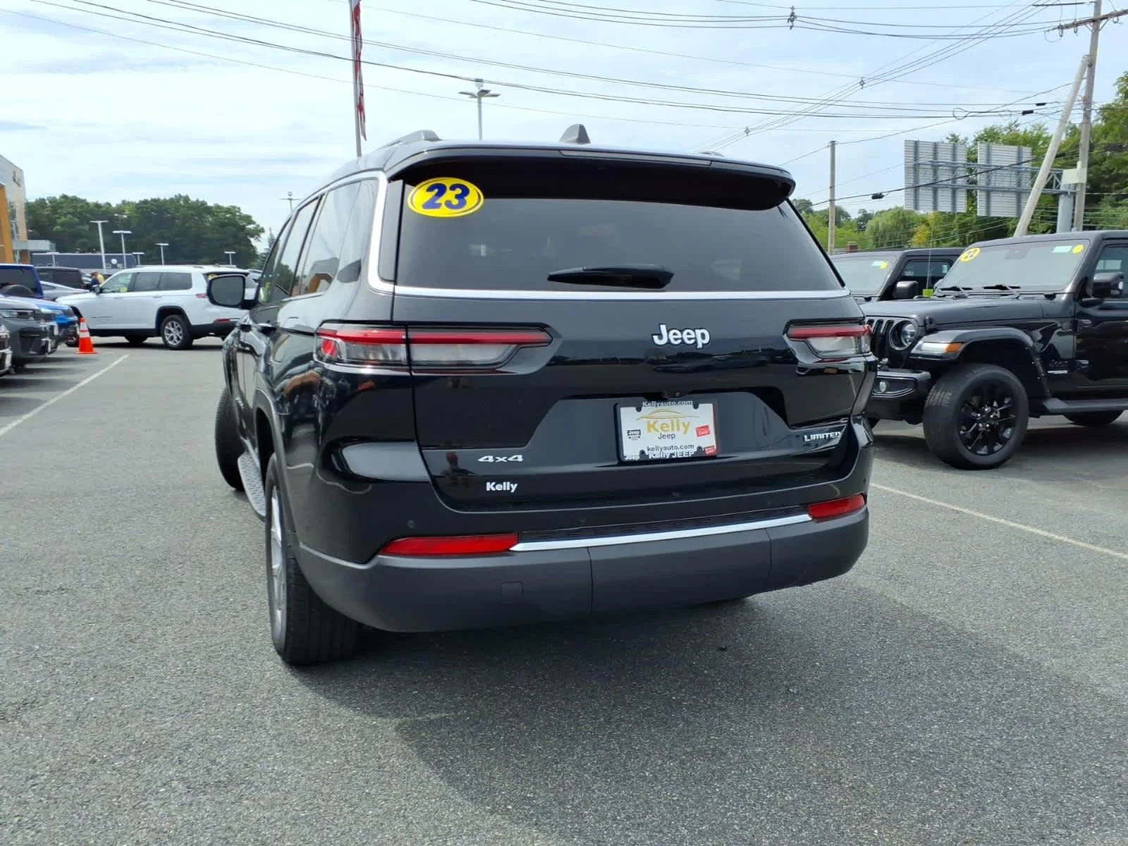 Used 2023 Diamond Black Crystal Pearlcoat Jeep Limited image 10