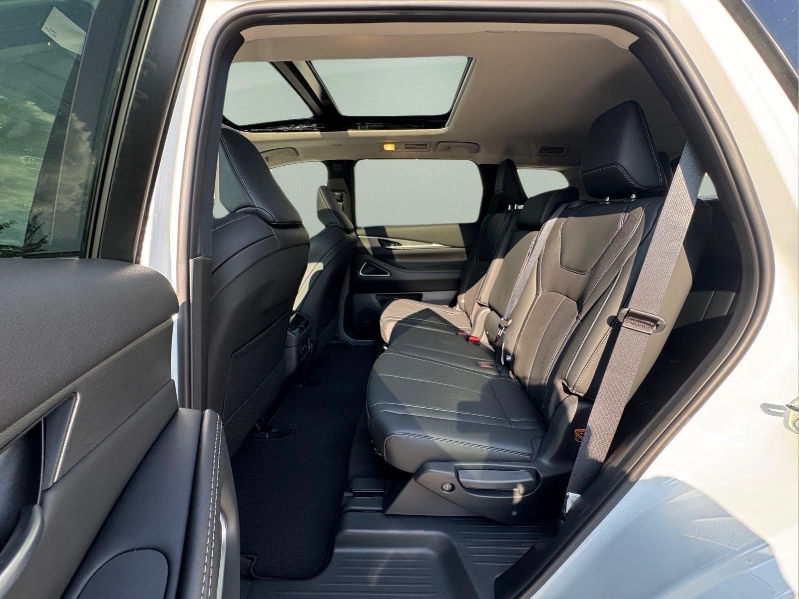 New 2027 RADIANT WHITE INFINITI Luxe FWD image 14
