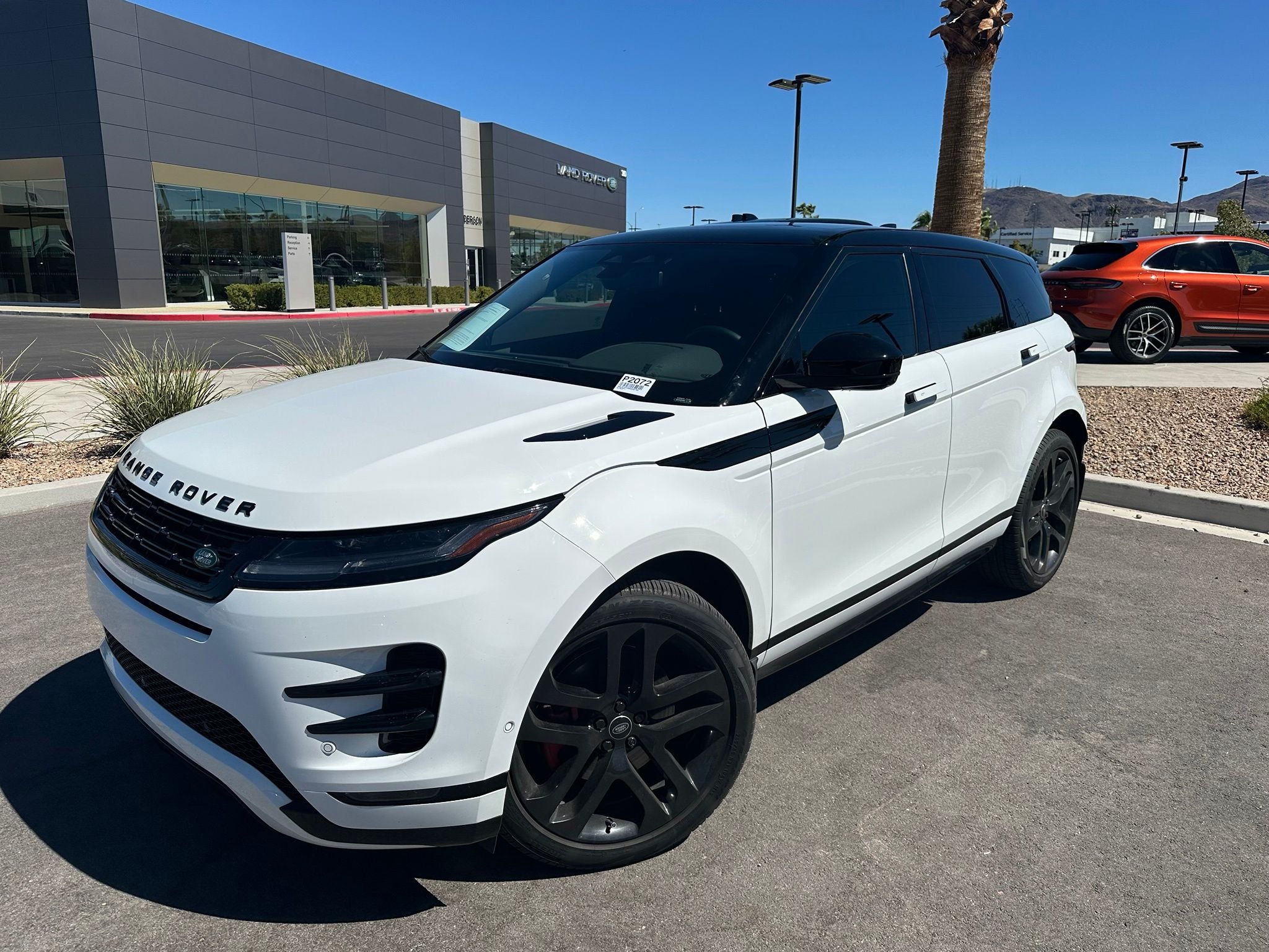Used 2024 Fuji White Land Rover Dynamic image 1