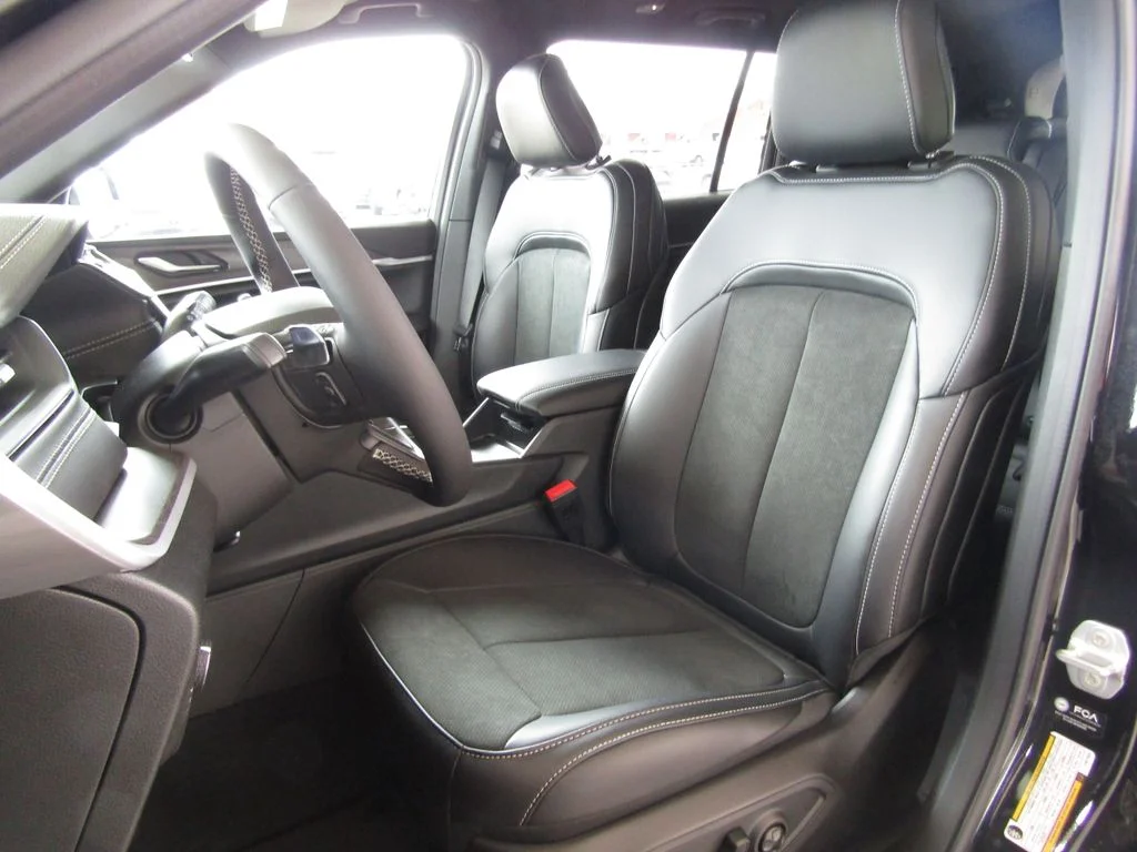 New 2026 Diamond Black Crystal Pearlcoat Jeep Altitude image 22