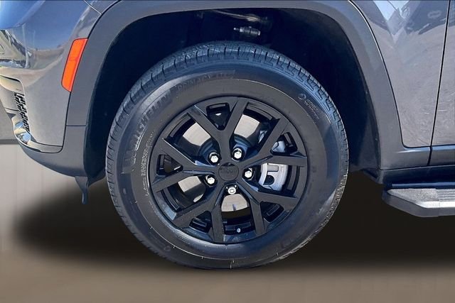 Used 2025 Gray Jeep Altitude X image 6