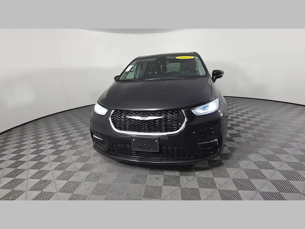 Used 2023 Brilliant Black Crystal Pearlcoat Chrysler Touring L image 51