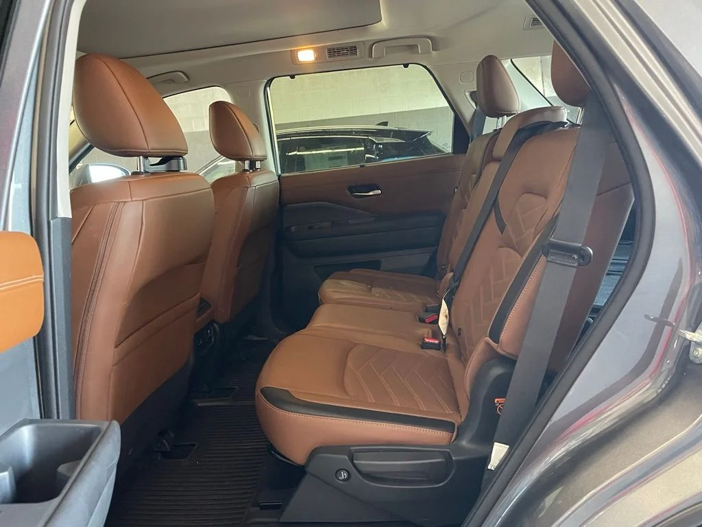 Used 2024 Gray Nissan Platinum image 17
