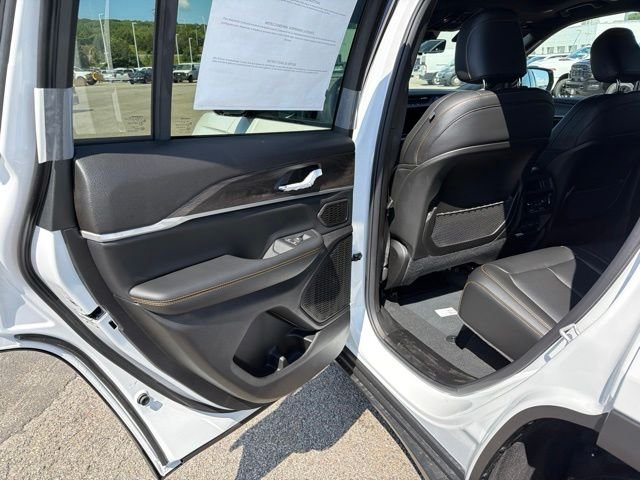 New 2026 Bright White Clear-Coat Exterior Paint Jeep  image 10