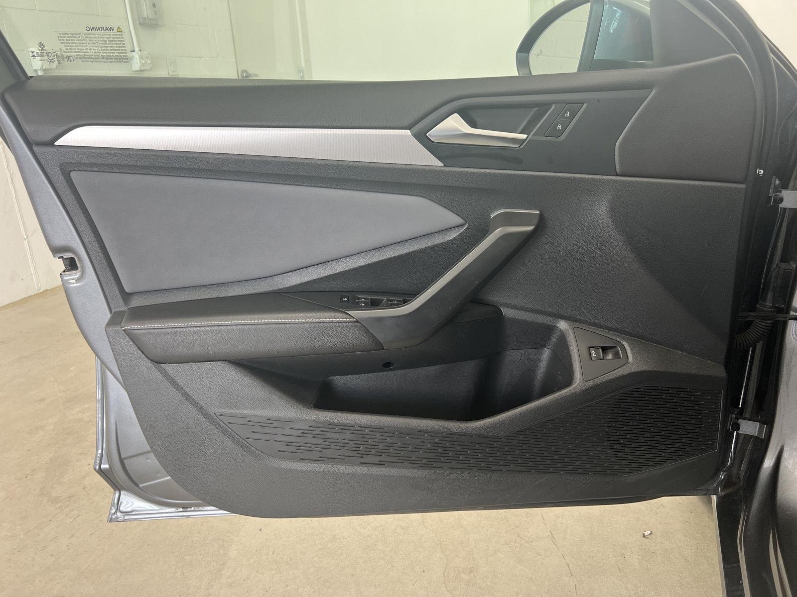 Used 2025 GRAY Volkswagen SE image 15